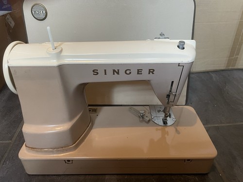 VINTAGE SINGER SEWING MACHINE MODEL 404 WITH CASE - Picture 5 of 9
