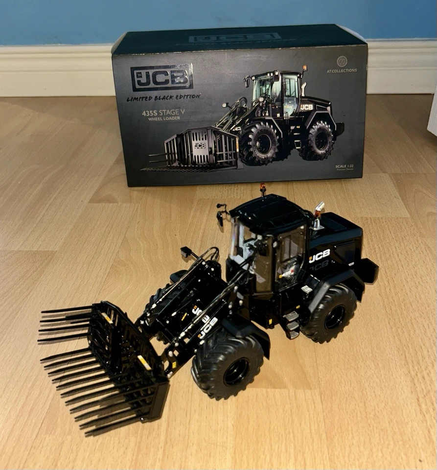 AT COLLECTIONS 1:32 JCB 435S AGRI BLACK WHEELED LOADALL WITH FOLDING BUCK RAKE - Image 2 of 3