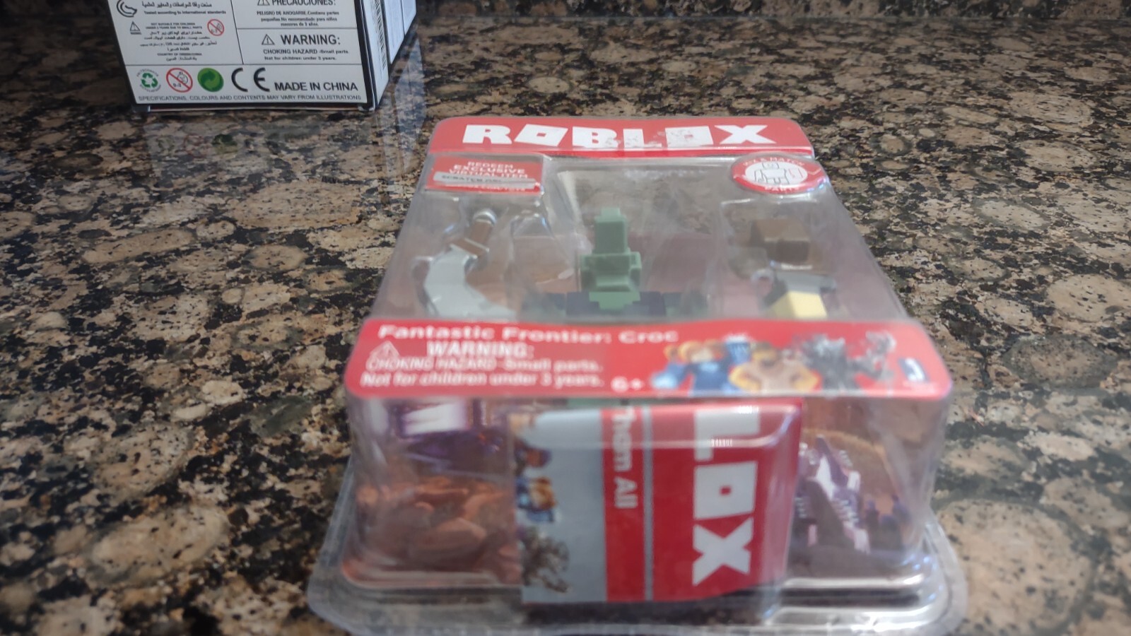  Roblox Fantastic Frontier: Croc Single Figure Core Pack with  Exclusive Virtual Item Code : Toys & Games