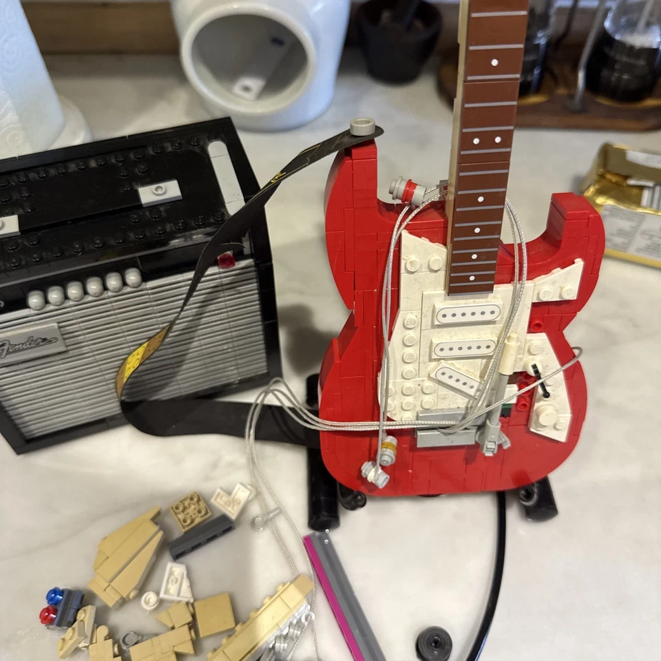 LEGO Ideas 21329 Fender Stratocaster, photo 4 of 5