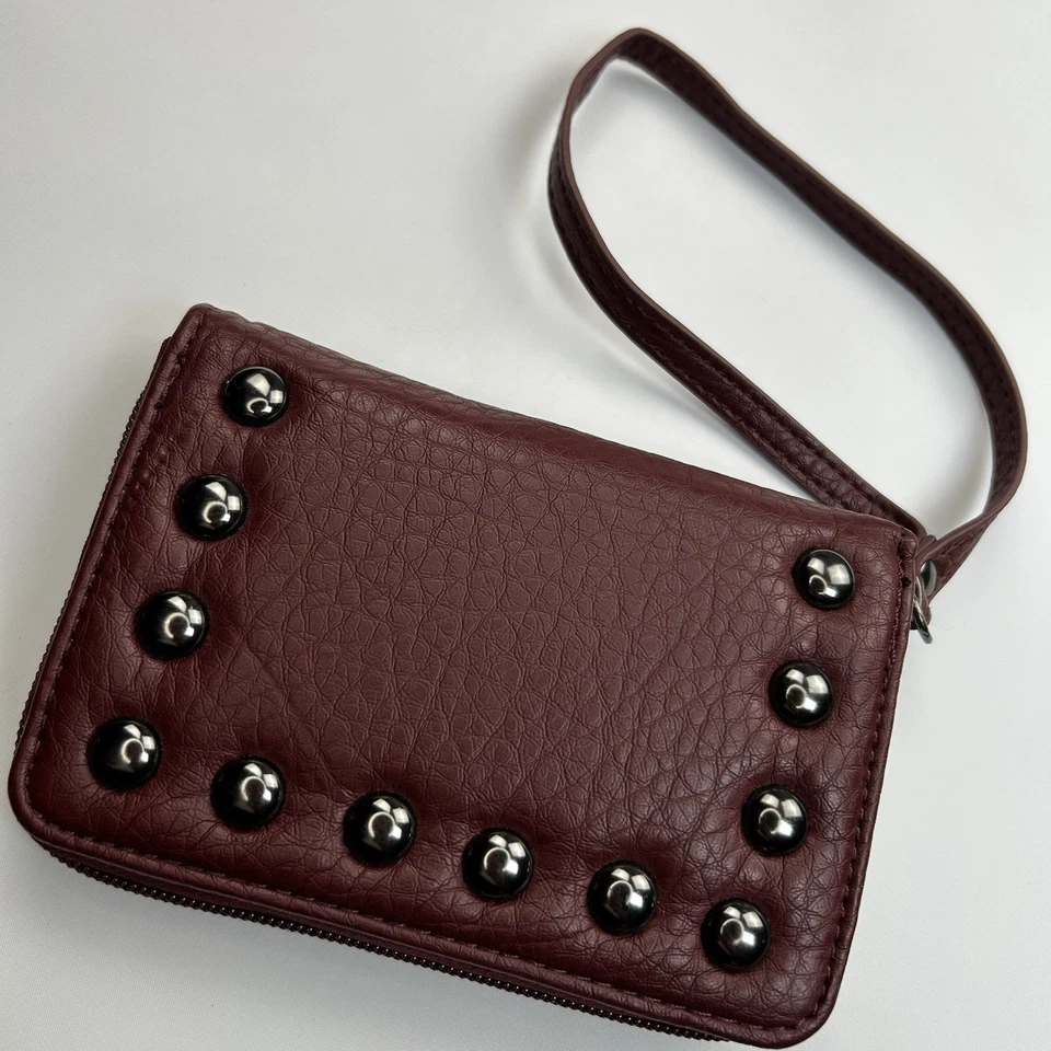 Cartera sin asas de muñeca borgoña con tachuelas cremallera Mossimo Supply Co Foto 2 de 4
