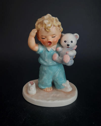 Figura de colección Goebel Charlot BYJ 11 - NIÑA CABEZA DORMIDA Y OSO DE PELUCHE TMK3 1957 - Imagen 1 de 4