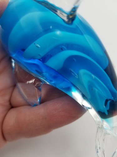 "Estatuilla pisapapeles de vidrio artístico con rayas remolino azul y blanco de 4,25"" de largo" - Imagen 8 de 11