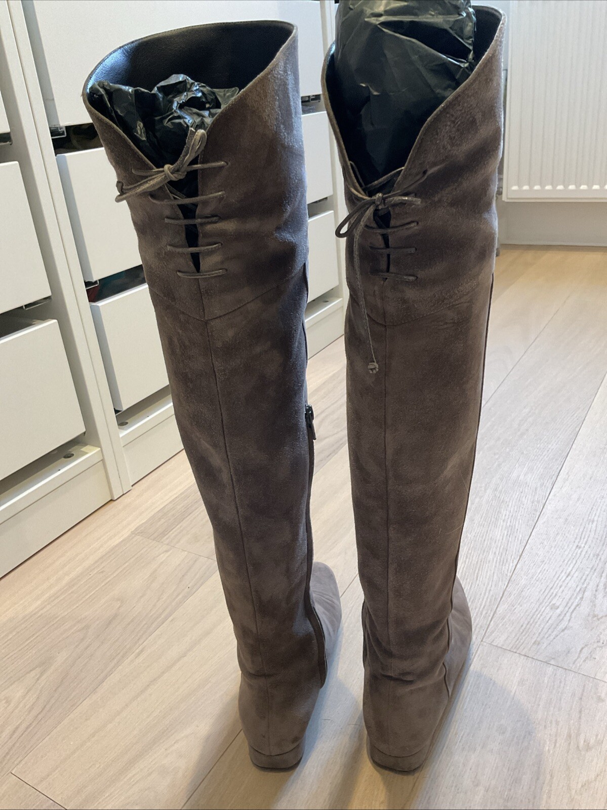 Stivali piatti sopra il ginocchio in camoscio tortora Saint Laurent taglia 36