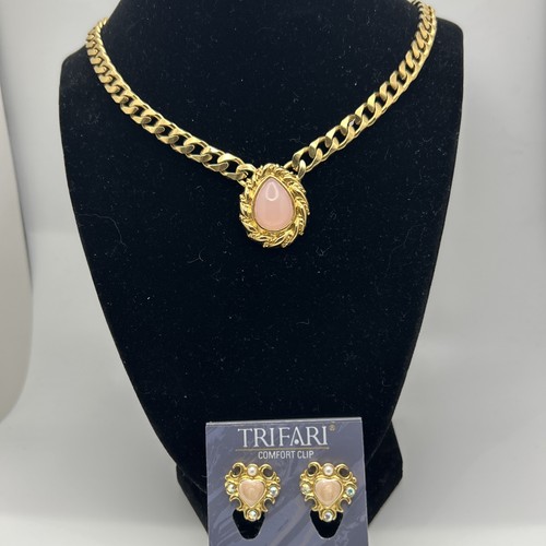 VTG Trifari Gold Tone Necklace Pink Teardrop Cabochon Pendant 17” Clip Earrings - Picture 1 of 9