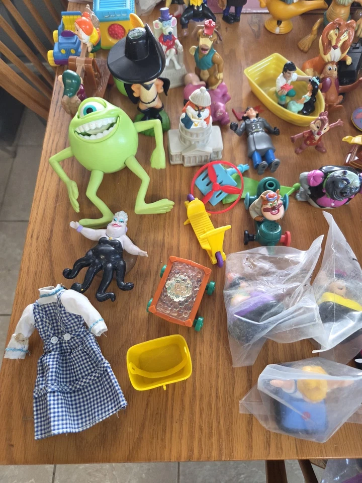 Lote grande de juguetes. Pokemon, DC, Marvel, Scooby Do, Disney Picapiedra, Star Wars, Foto 4 de 4