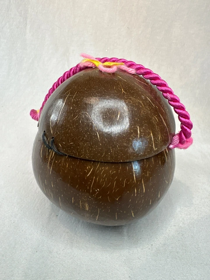 Cartera artesanal vintage con cáscara de coco con asa de cuerda rosa y forro amarillo Foto 4 de 4