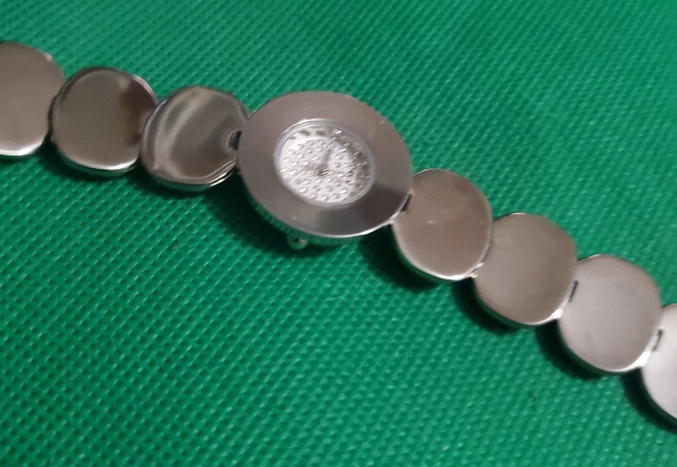 Reloj de disco plateado único Lorus para dama Foto 3 de 4