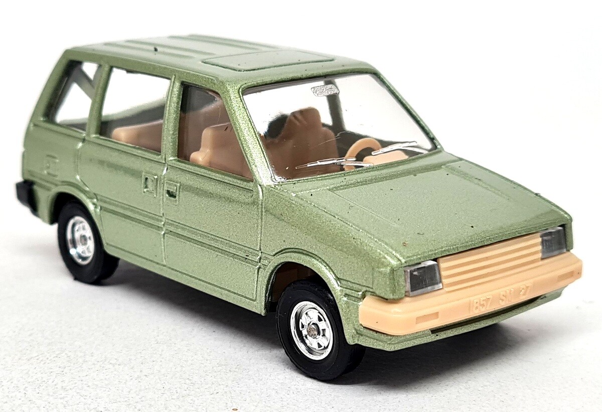 Solido 1/43 - Nissan Prairie MPV Green Diecast Model Car