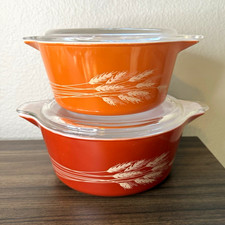 Pyrex set 475-B 474-B Casserole Dish 1.5 qt 2.5 qt Orange/White Wheat w Lid