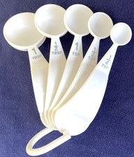 Tupperware Ergonomic Curved Measuring Spoons 5-Set D Ring White w/Gray Lettering