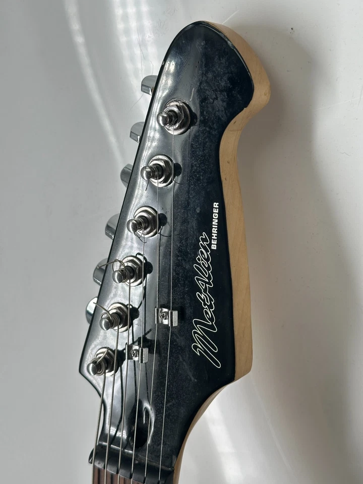 Guitarra Eléctrica Behringer Metalien Negra 6 Cuerdas Foto 2 de 4