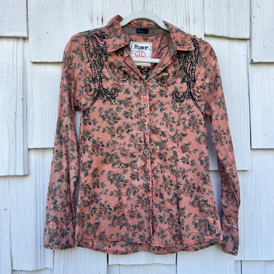 Roar 女式粉色花卉水钻装饰长袖纽扣衬衫上衣 — 第 2/4 张图片