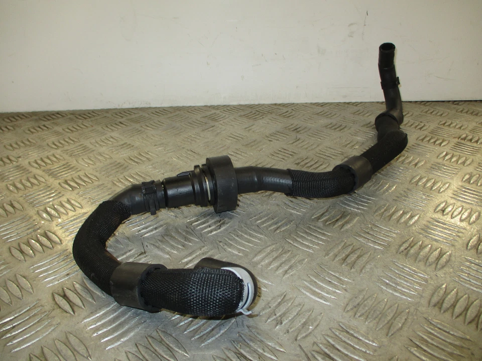 Volkswagen Caddy 2.0 TDi DTR 2023. Tubo/manguera de refrigerante de agua 3Q0122096E 4K Foto 2 de 4