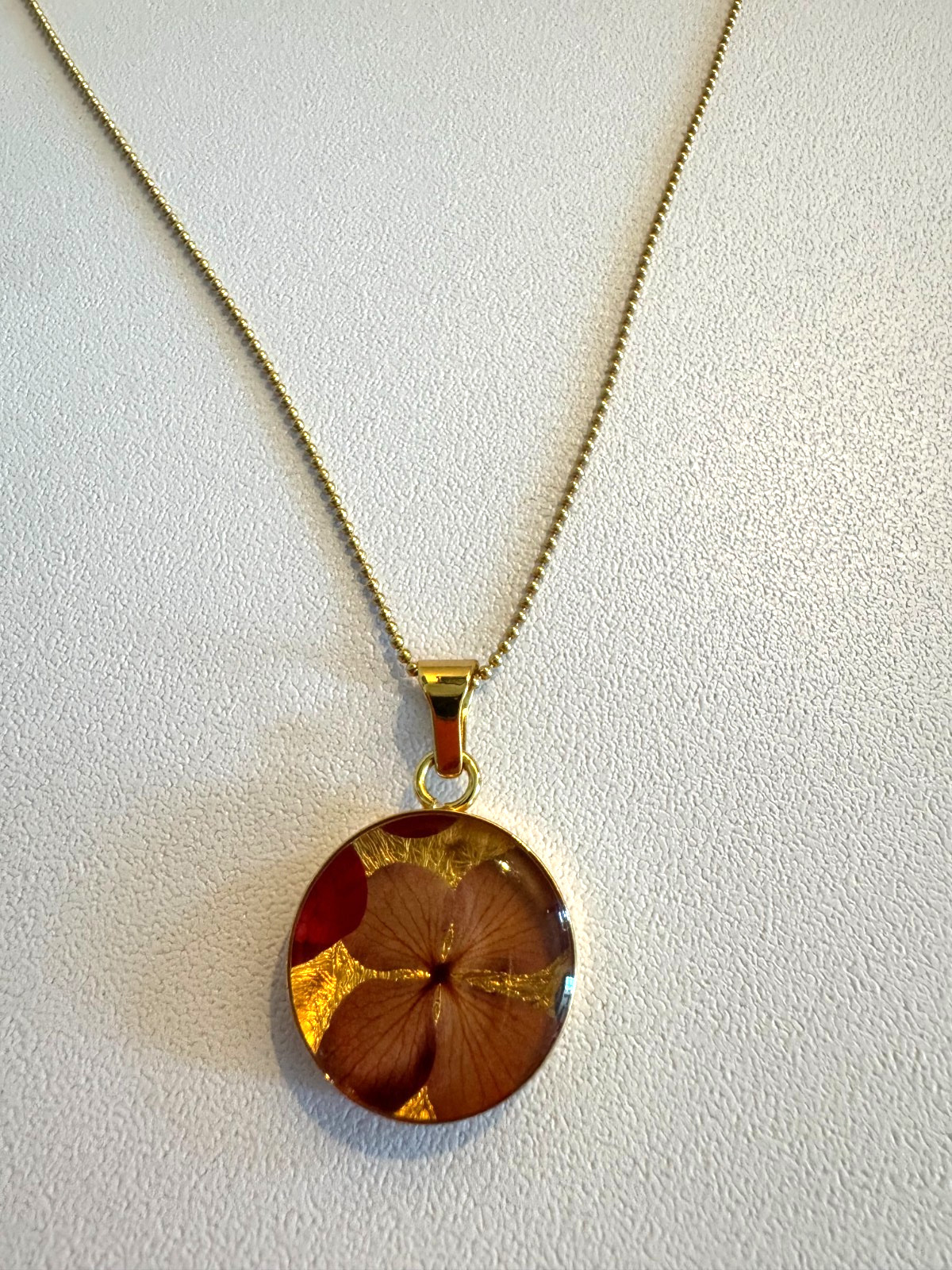 🌸 Pressed Flower Pendant Necklace – Pink Floral Resin Charm – Gold Tone Chain