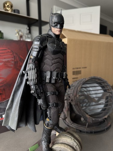 Hot Toys The Batman & Bat-Signal Deluxe Figure 1/6 MMS641 - Robert Pattinson - Picture 5 of 24