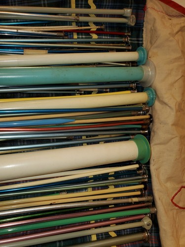 Huge Lot Of Vintage Knitting Needles metal plastic unique cloth wrap carry case - Picture 8 of 11