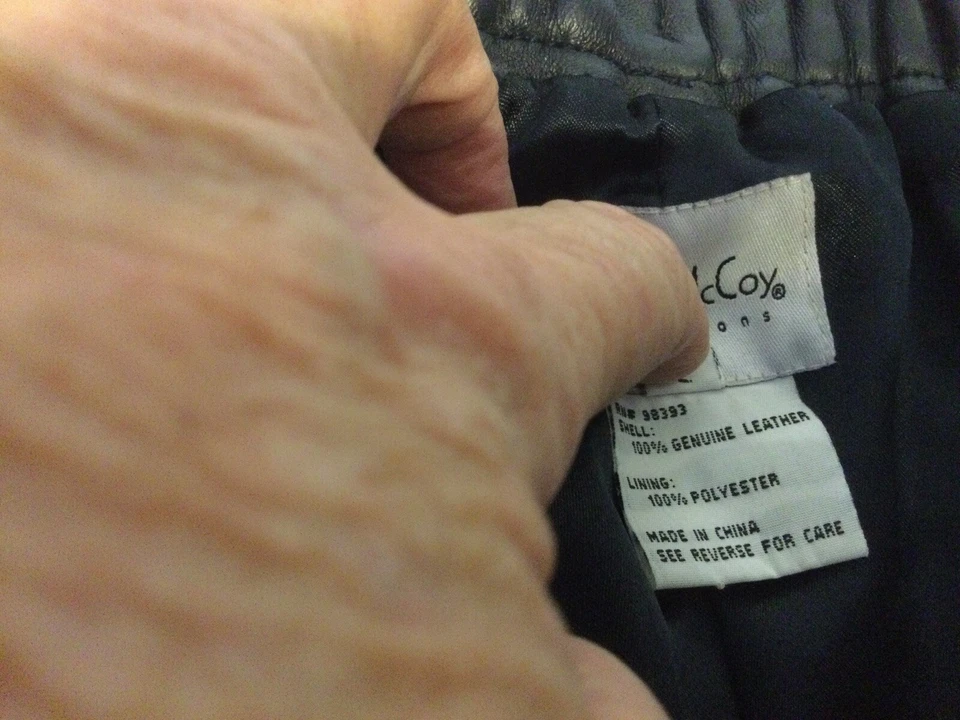 Falda de cuero Pamela McCoy negra. Talla grande Foto 4 de 4