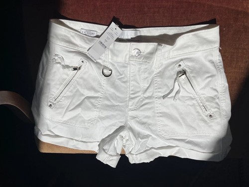 White House Black Market Mid-Rise Pret-A-Play 4.5 White Short