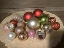 LOT OF 17 ASSORTED ORNAMENTS HOLIDAY TREE MULTICOLOR AND ASSORTED SIZES 