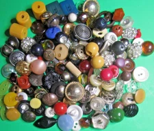 (120) VINTAGE 3/8"-3/4" PLASTIC SHELL METAL GLASS SHANK & 2-HOLE ASST LOT-U396