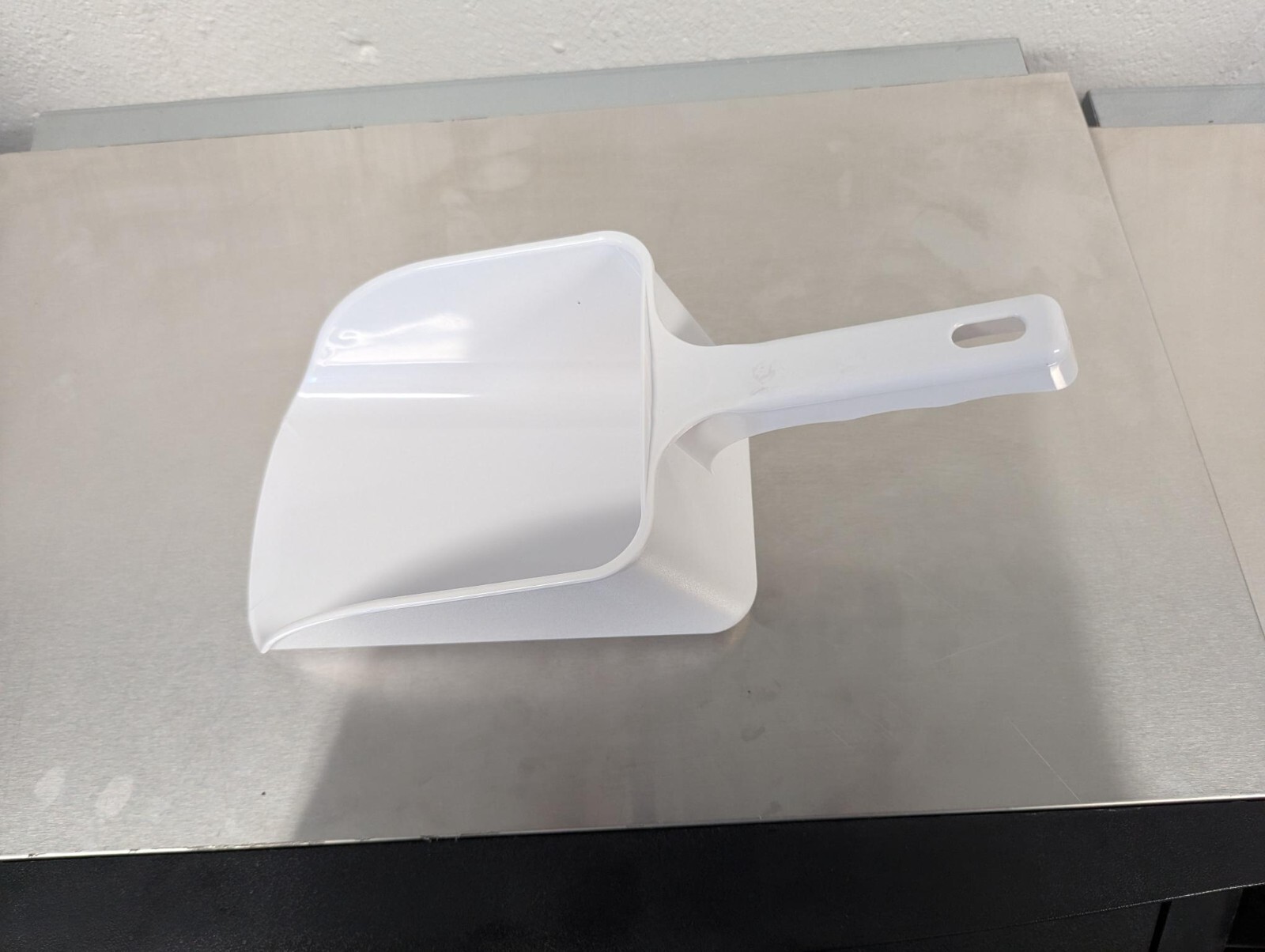 Commercial 64 Ounce Large White Plastic Bar & Restaurant Ice Machine Scoop