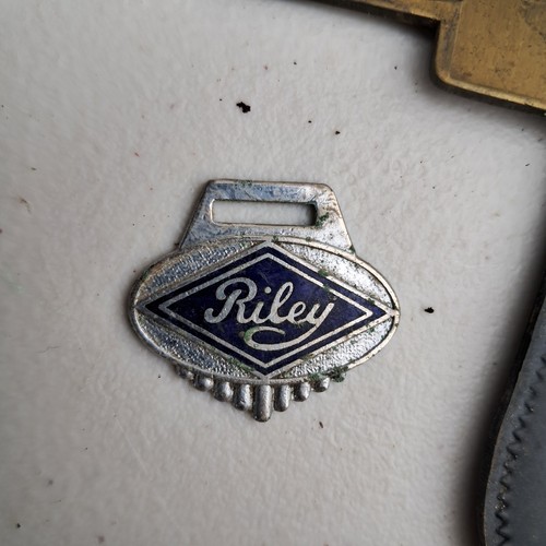 Vintage Morris 1100 Keyfob with RAC key, unknown key & part from a Riley Keyfob - Picture 7 of 8