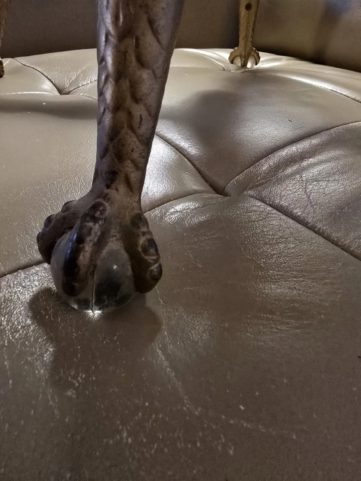 Antiguo taburete Eagle de cuatro patas con fondo de bola de vidrio Foto 2 de 4