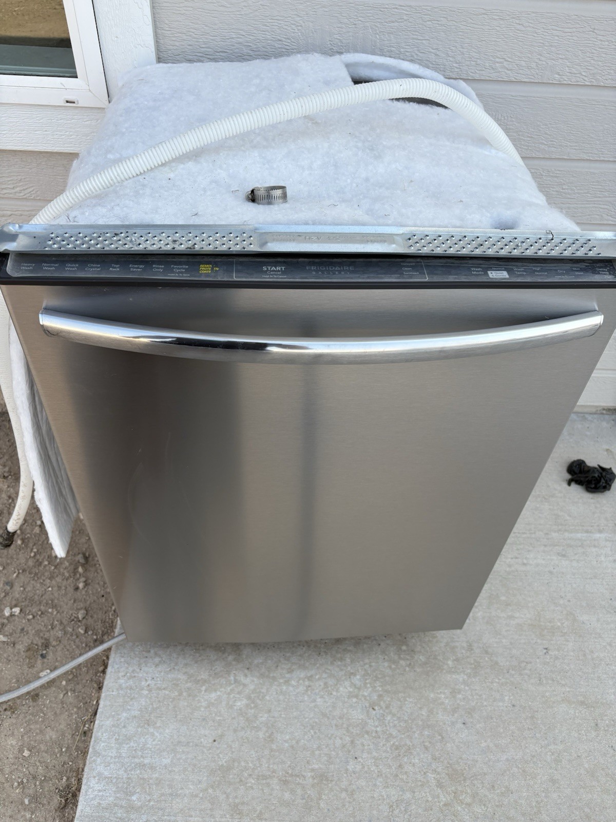 Frigidaire Gallery Dishwasher Stainless Steel 24" GDPH4525AF0A Barely Used