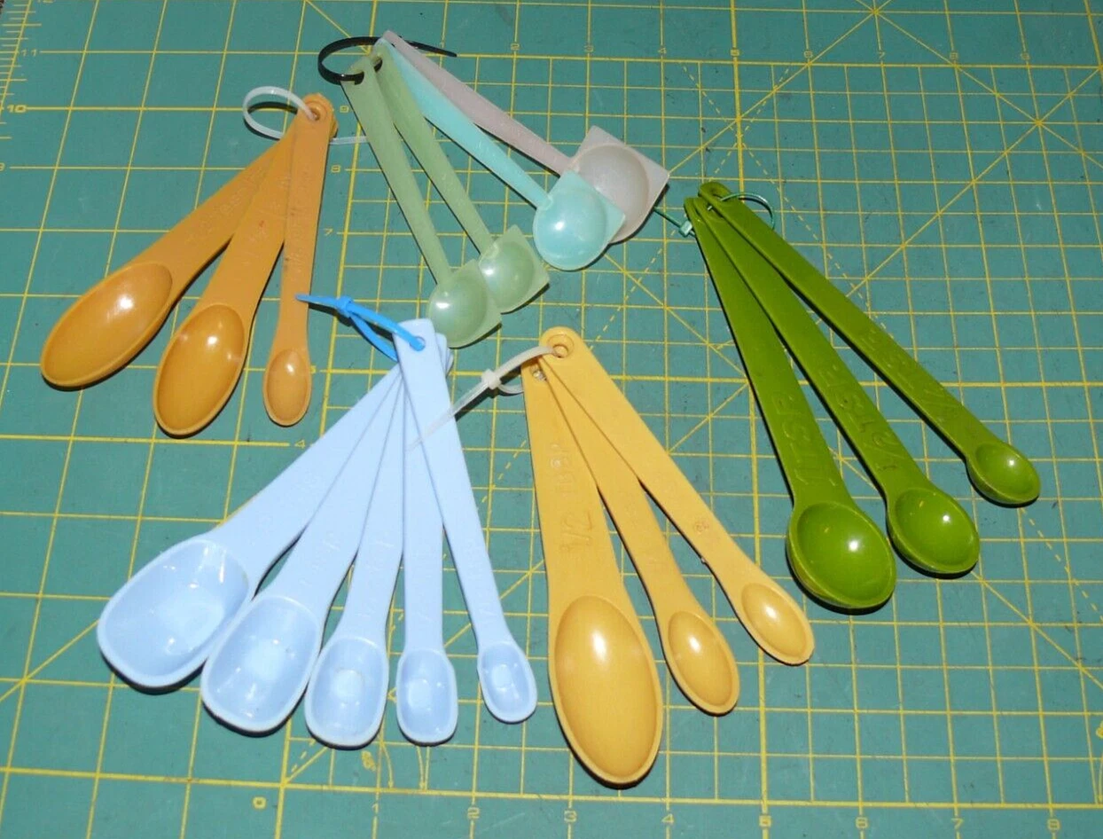 Vintage Lot of 19 Plastic Measuring Spoons USA Mixed Colors