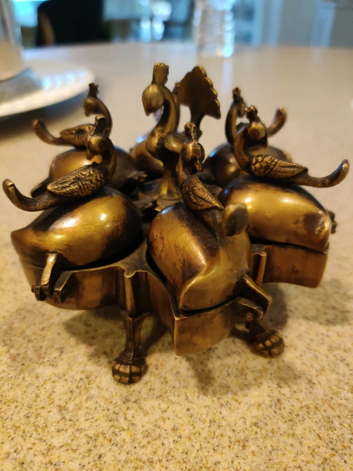 Antigua caja cubierta de plato de especias de latón indio. Foto 2 de 4