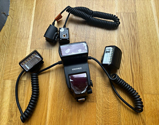 Yongnuo YN24EX Blitzlichtgerät mit LED Licht für Digitalkamera/DSLR Canon