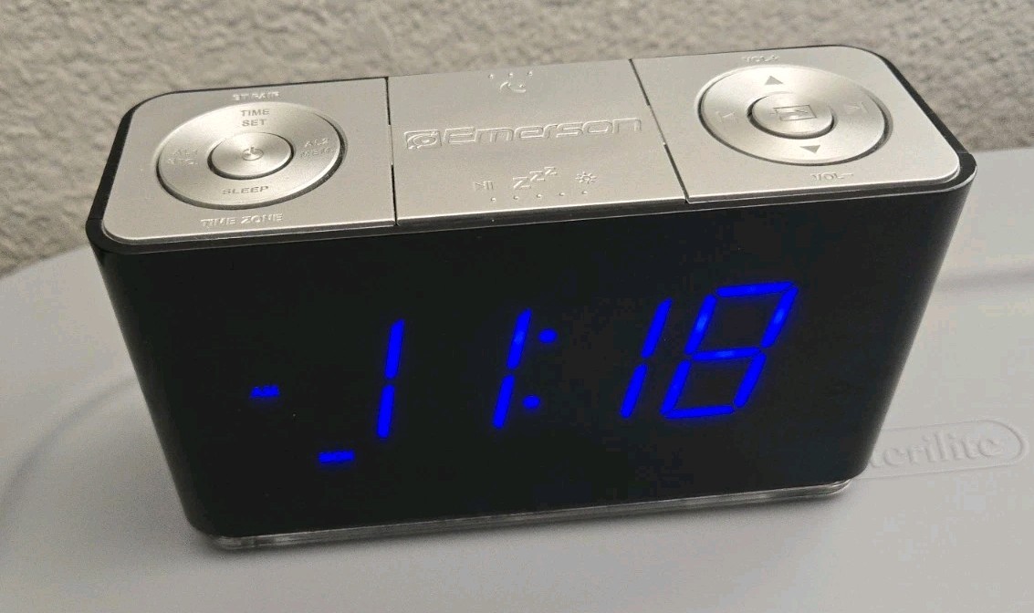 Emerson Smart Alarm Clock Radio USB Charger Auto Time Set Nightlight CKS1507