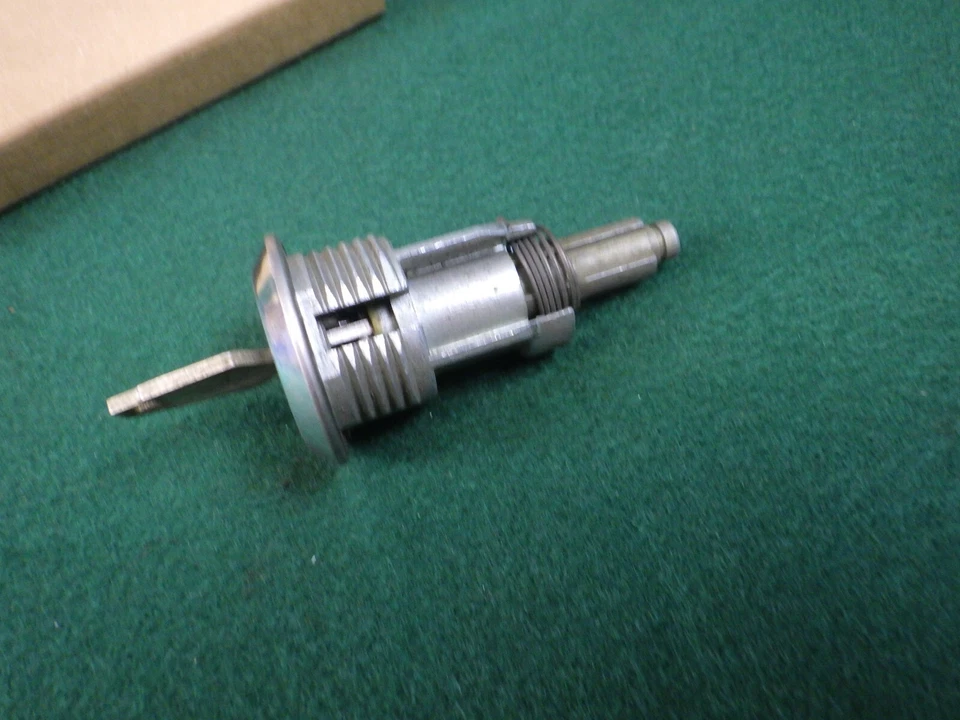 Nuevo de Lote Antiguo Chrysler puerta levadiza/cilindro de bloqueo de maletero con llave años 80 90 Lebaron Omni? 86 88 Foto 3 de 4