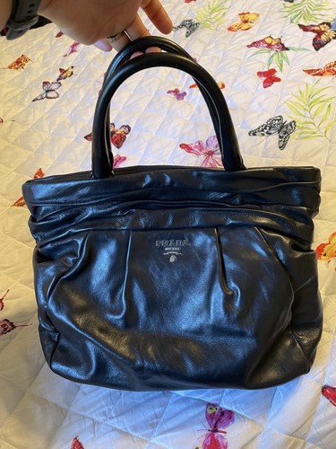 PRADA Tasche aus schwarzem glattem Leder - WUNDERSCHÖN