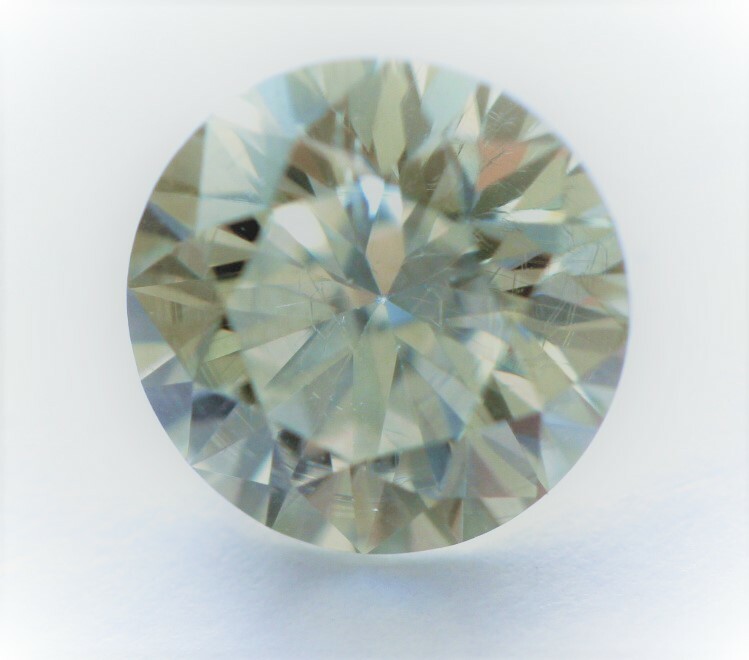 Moissanite 10 mm teinte off white pour illuminer vos soirées et grands moments