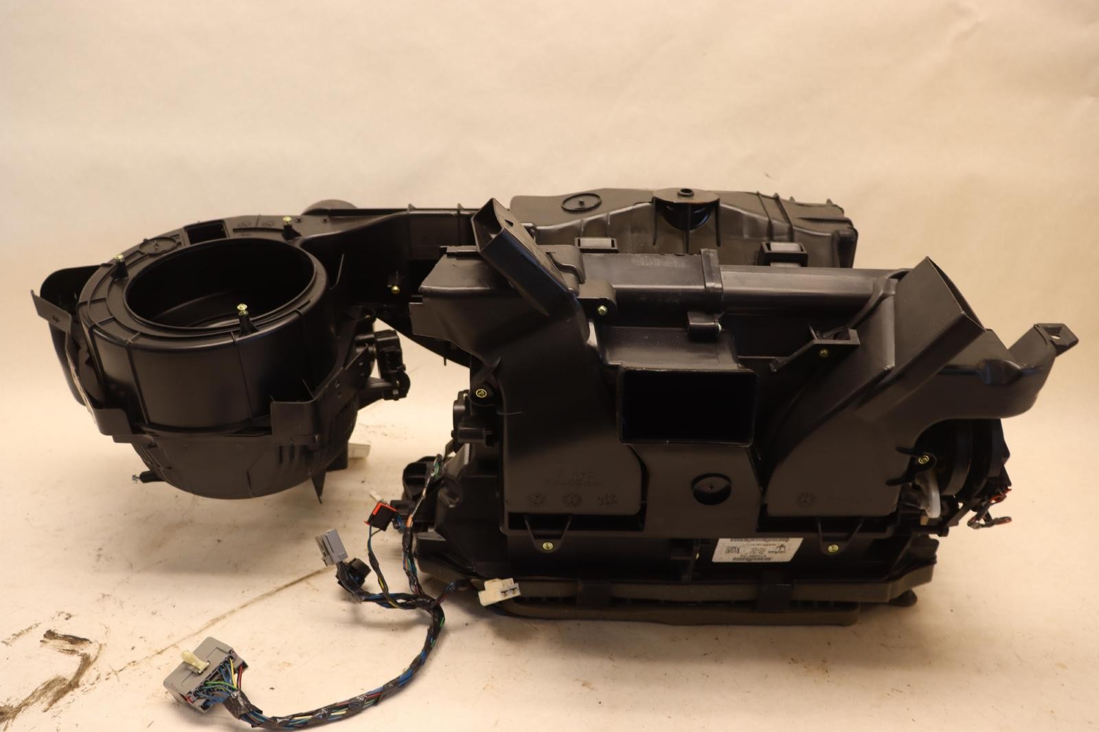 2014-2020 MASERATI QUATTROPORTE 3.0L HVAC HEATER A/C BLOWER HOUSING BOX OEM