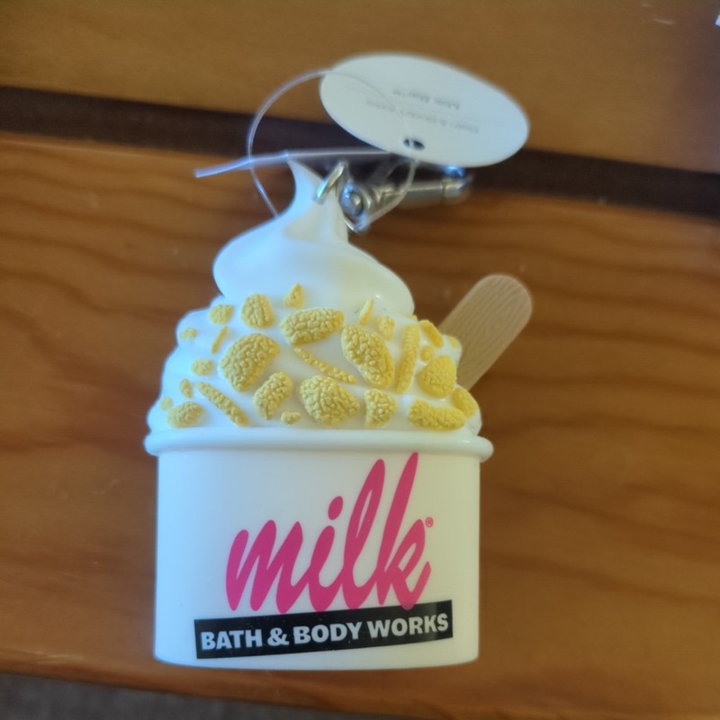 Bath & Body Works Pocketbac Hand Sanitizer Gel Holder Milk  cornflakes 