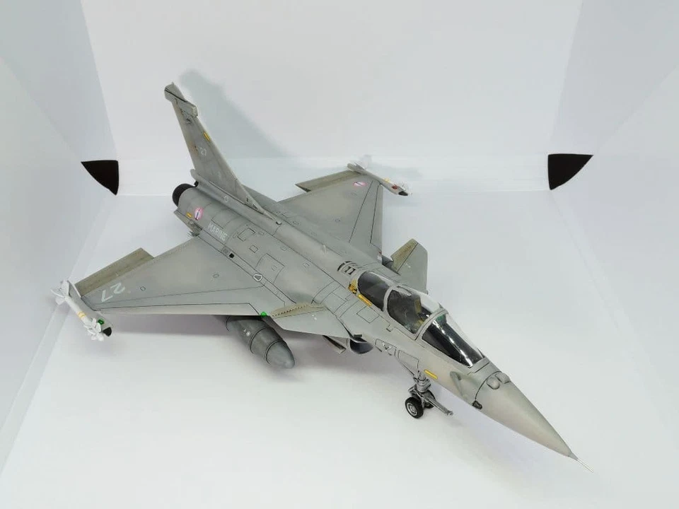 Costruito e dipinto Platz 1/72 Rafale M caccia basato su portaerei della... - Immagine 2 di 4