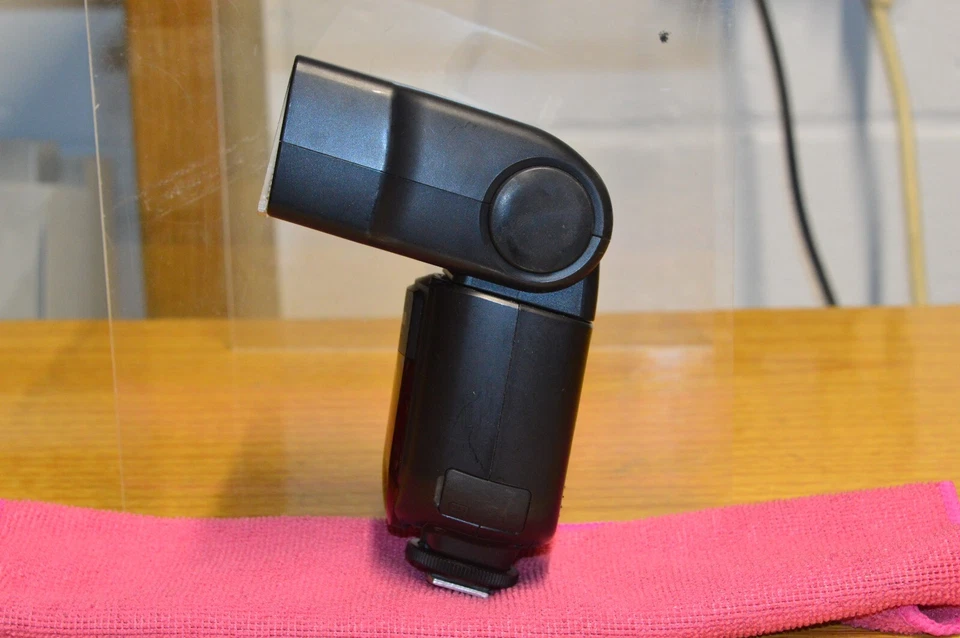 Nissin Di700A Flash Gun - zoom 24-200mm for CANON - Image 4 of 4