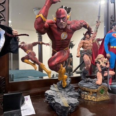 The Flash Premium Format  Figure - Sideshow Collectibles