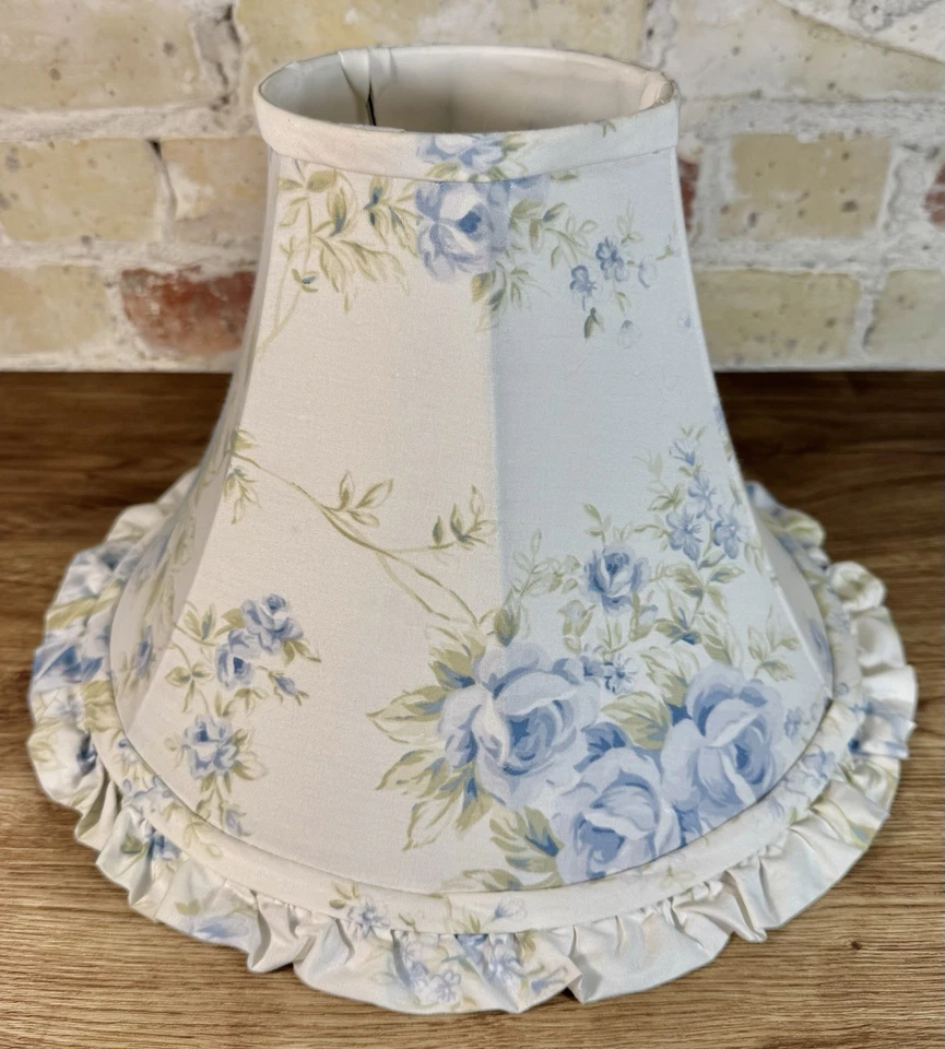 Abajur Simply Shabby Chic rosa britânica Rachel Ashwell azul branco babado sombra - Imagem 3 de 4
