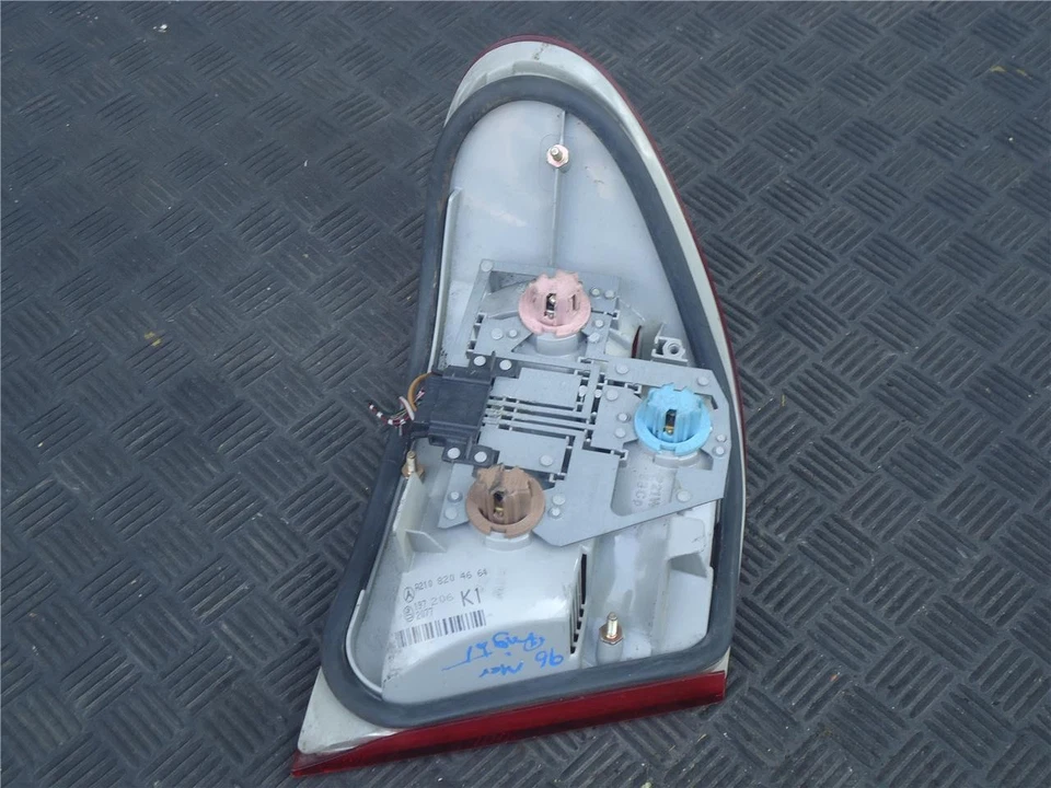 1996 - 2002 梅赛德斯奔驰 SL500 右尾灯总成 — 第 3/4 张图片