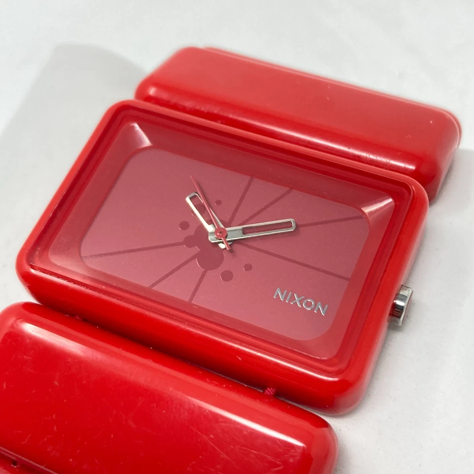 Reloj Nixon Vega Mujer 43mm Rojo Esfera Rectangular Banda Elástica 30M WR Batería Nueva Foto 2 de 4
