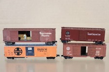 CON COR MICROTAINS SPUR N SCHWADER mit 4 verwitterten AT&SF SP B&O BOX CAR WAGGON auf