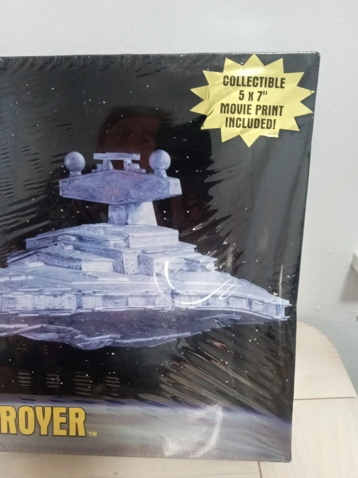 2005 AMT ERTL Star Wars STAR DESTROYER Model Kit w/ Collectible 5x7 Movie Print - Image 2 of 4