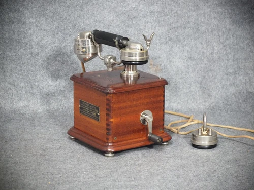 Model 1910: sehr schön erhaltenes und originales "Marty" Holz- Behördentelefon