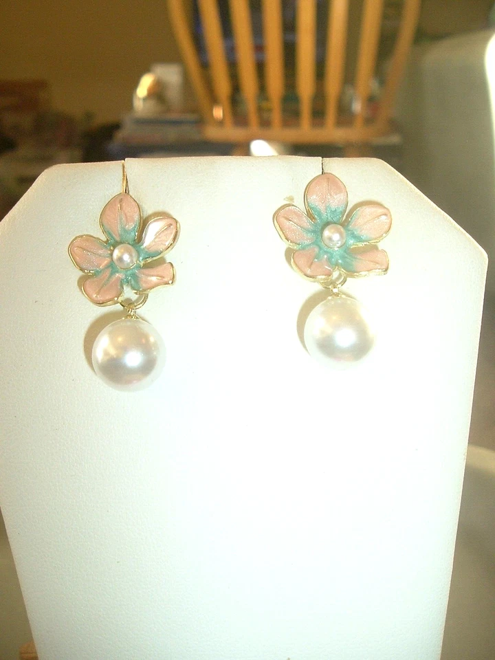 Pendientes perforados rosa con esmalte verde flor perla poste Betsey Johnson Foto 2 de 4