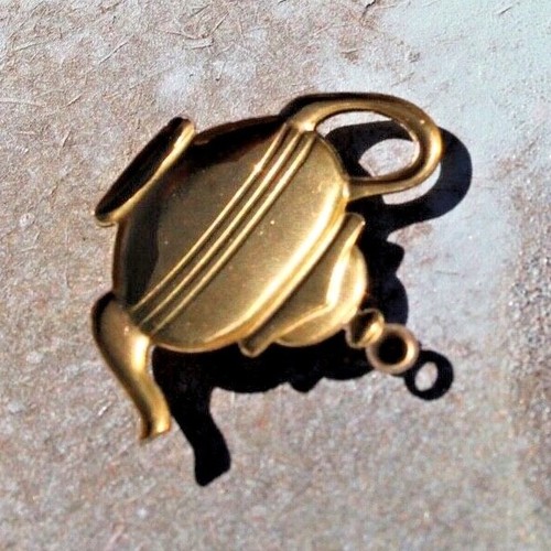 Gold Tone Metal Tea Pot Jewelry Finding Craft Charm New FREE SHIP! - Picture 3 of 3