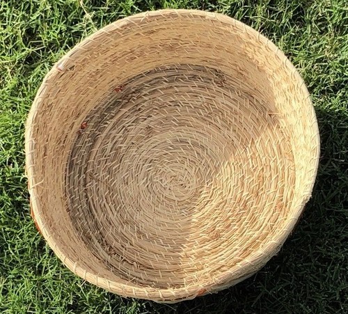 Vintage Jamaica Natural Straw Trinket Basket with Lid and Raffia Flowers Woven - Picture 7 of 12